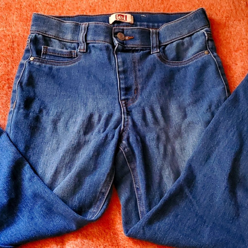 Lei distressed jeans.